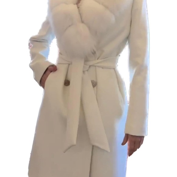 White, elegant, modern cashmere coat with detachable, real fur collar - Picture 2 of 6